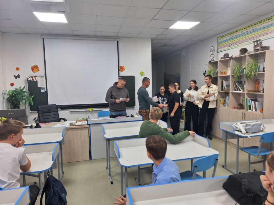 6 декабря специалисты филиала КГКУ, участковый лесничий Шевелёв С.О. и помощник участкового Козлов Э.Э., провели важную встречу для школьного лесничества «Зелёные береты» по правилам пожарной безопасности в лесу