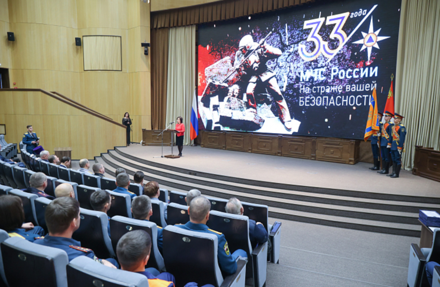 Приморских спасателей чествуют во Владивостоке