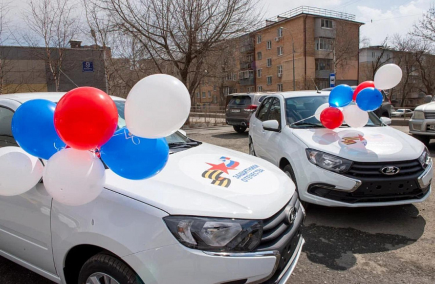 Ветеранам СВО в Приморье подарили два новых автомобиля