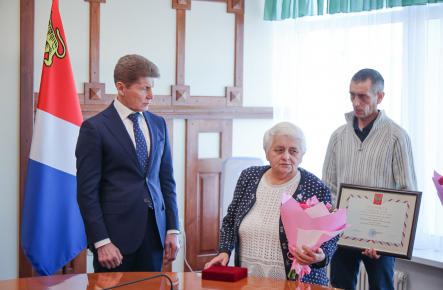 Глава Приморья передал звезду Героя матери погибшего в СВО рядового Андрея Машаровского