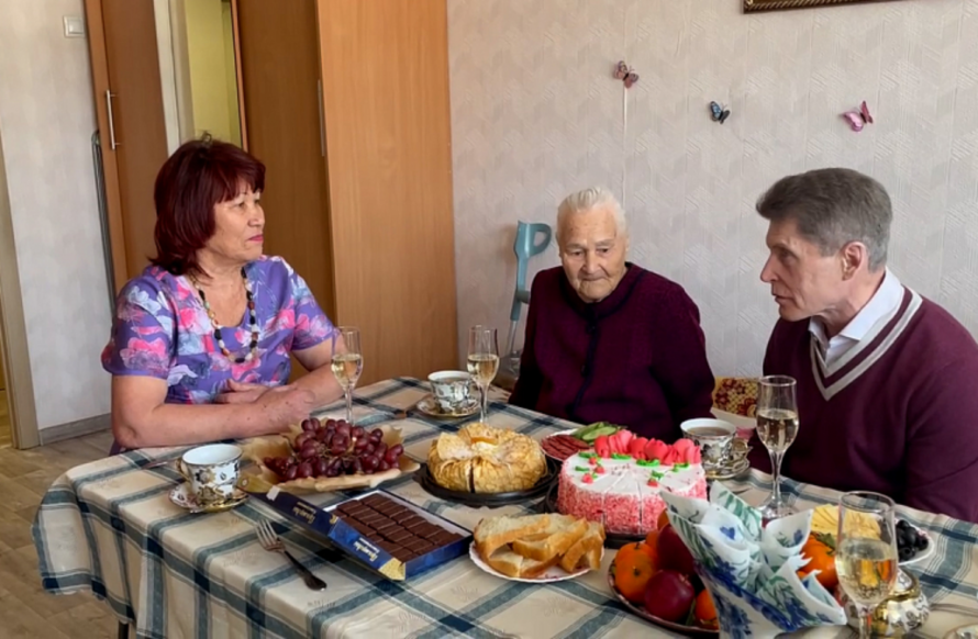 Глава Приморья поздравил ветерана труда Марию Зырянову со 104-летием