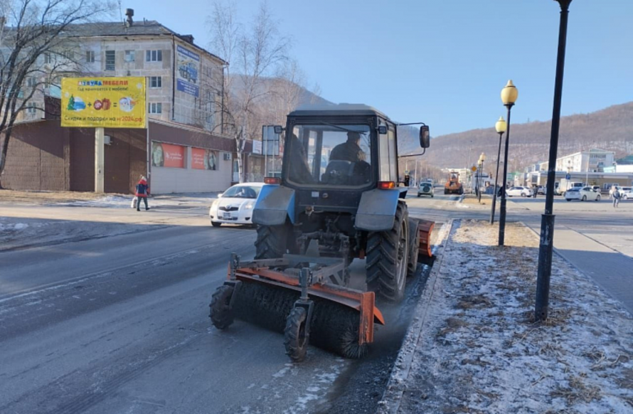 Почти 380 тонн противогололедных смесей распределили по дорогам Приморья за сутки