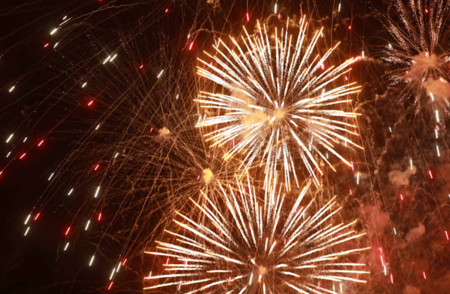 Праздник просит огня: выбираем безопасный фейерверк на Новый год | уральские-газоны.рф