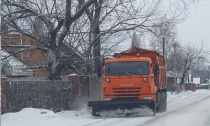 Дорожные и коммунальные службы округа продолжают расчищать дороги от снега и наледи.