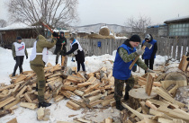 Приморские молодогвардейцы накололи дров для семей участников СВО
