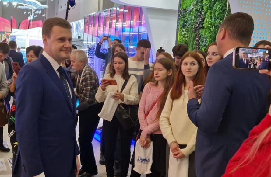 Алексей Чекунков провел экскурсию для студентов по павильону Приморья на выставке «Россия»