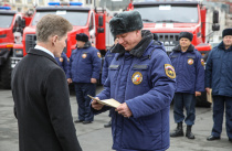 Олег Кожемяко вручил спецтранспорт приморским пожарным