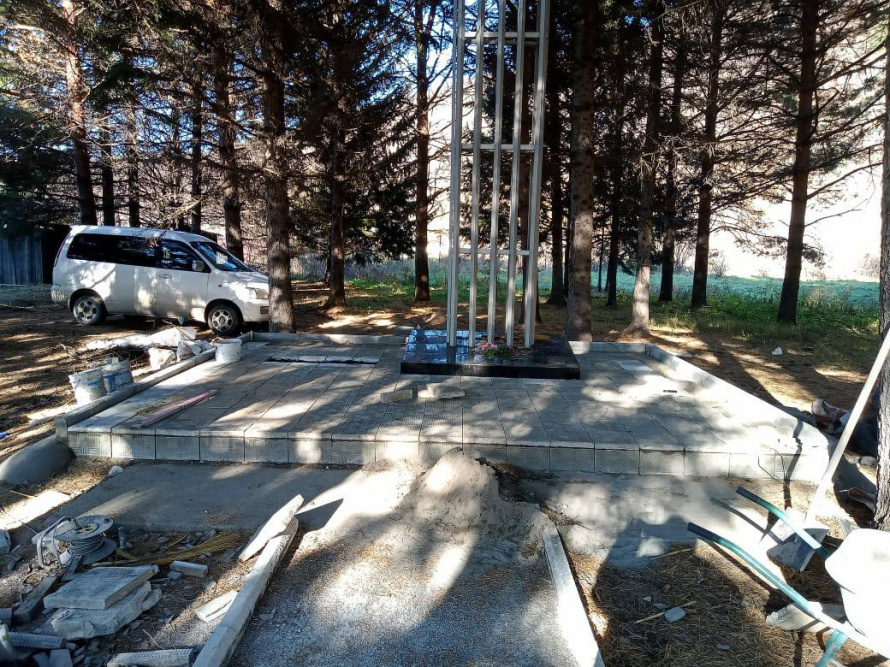 Продолжаются работы по благоустройству памятника участникам Великой Отечественной войны в селе Уборка.