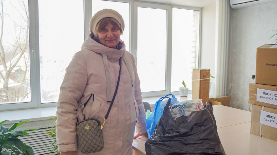 Население округа продолжает приносить гуманитарную помощь в волонтерский штаб! Жительница с. Чугуевка передала волонтерам продукты. 