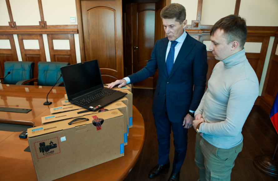 Олег Кожемяко передал ноутбуки для обучения будущих пилотов квадрокоптеров в зоне СВО