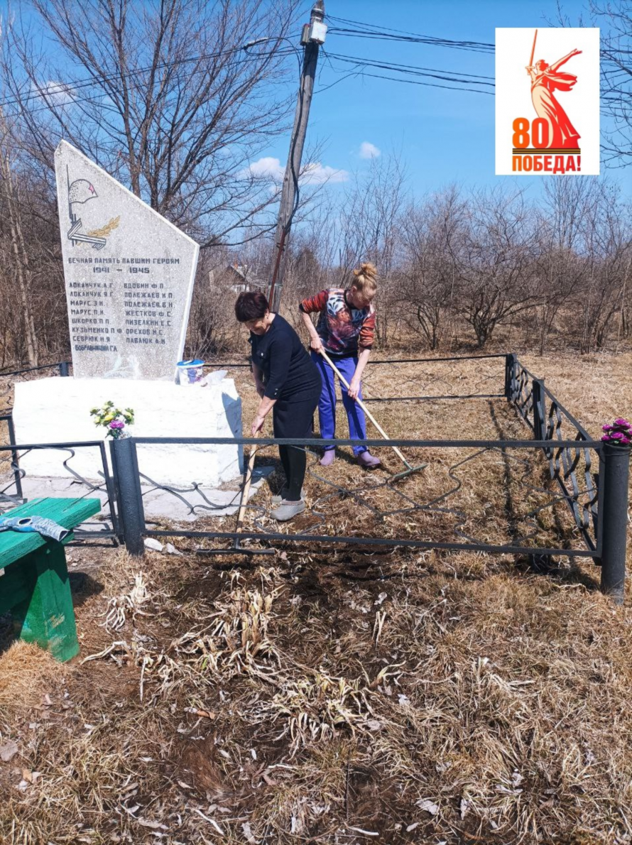 В селе Пшеницыно волонтеры культуры провели субботник по уборке мусора возле Обелиска!